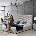 Aranżacja szarej sypialni z wykorzystaniem klasycznego łóżka tapicerowanego