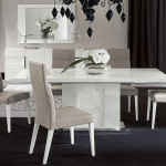 Biały, prostokątny stolik z jasnymi krzesłami