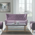 Fioletowe fotele oraz sofa przy szklanym stoliku