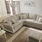 Aranżacja z jasną, klasyczną sofą w pięknym wnętrzu