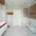 Aranżacja łazienki w bieli z drewnianymi elementami