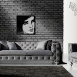 Szara sofa i tapicerowany fotel w salonie