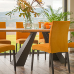 Pomarańczowy zestaw do jadalni - drewniany stół i krzesła