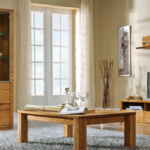 Drewniany stolik i szafka witryna do salonu
