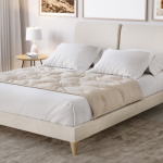 Dwuosobowe kremowe łóżko w białej sypialni
