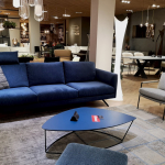 Niebieska kanapa z nowoczesnym stolikiem