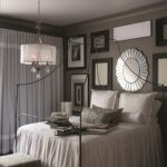 Aranżacja sypialni - jasna, wisząca lampa