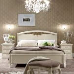 Aranżacja sypialni - widok dużego, luksusowego łóżka z przodu