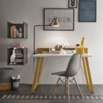 Biurko ze stojącą lampą, oraz krzesłem