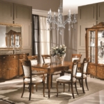 Aranżacja salonu - luksusowy stół, krzesła oraz szafy