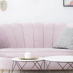 Sofa w kształcie muszli w różowym kolorze